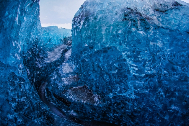 アイスランドの氷の洞窟