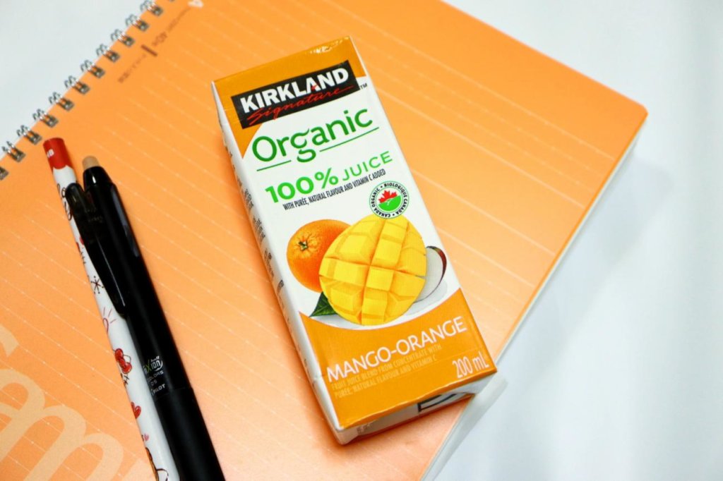 オレンジの色が素敵なマンゴーミックスジュース。