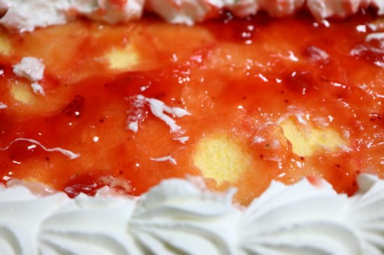 苺を取り除いたストロベリースコップケーキ