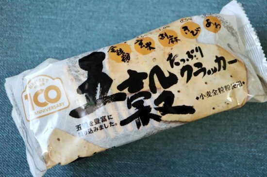 カルディで購入した前田製菓の五穀たっぷりクラッカー