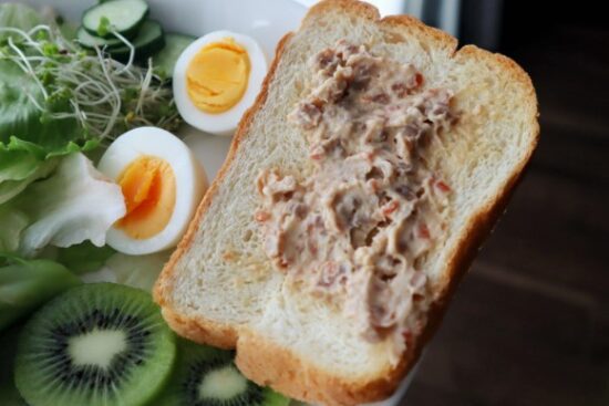 きんぴらタルタルをトーストに塗りました