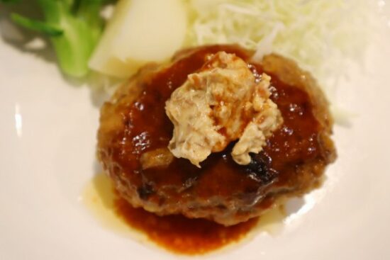 きんぴらタルタルをハンバーグに乗せました