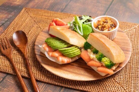 海老アボカドサンドのイメージ図