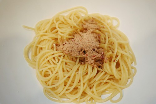 パスタに粉とオイルをかけました